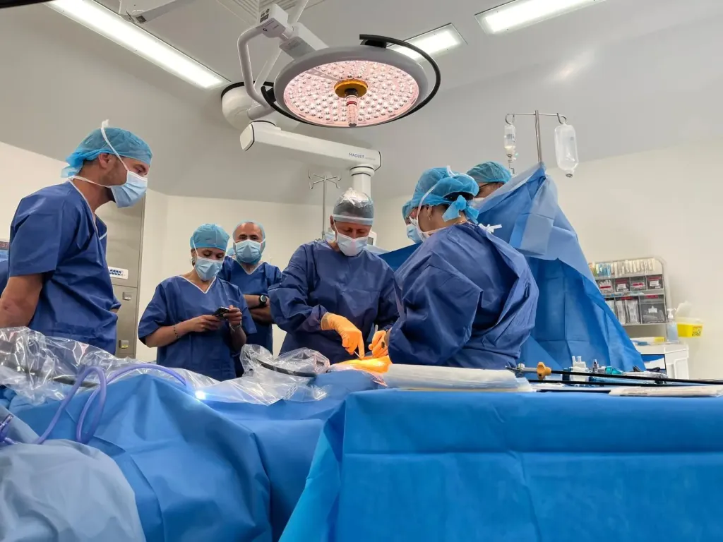 Traitement d'une hernie inguinale par technique mini-invasive
